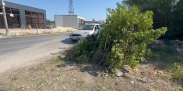 Dy policë të plagosur nga aksidenti në Fier, furgoni i FNSH përfundon në kanal