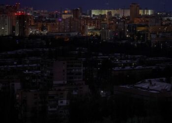 Rusia godet infrastrukturën energjetike të Ukrainës, gjysmë milioni familje në Kiev pa ndriçjm
