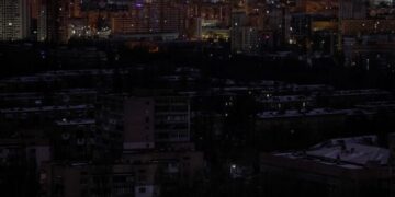 Rusia godet infrastrukturën energjetike të Ukrainës, gjysmë milioni familje në Kiev pa ndriçjm