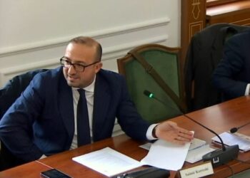 Korreshi vë në siklet Manjën: “Gruaja preferon deputetin… a është konflikt interesi?”