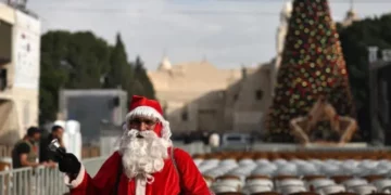 ‘Krishtlindjet nuk duhen ndaluar’/ Ndizet për herë të parë që nga fillimi i luftës në Gaza pema në Bethlehem