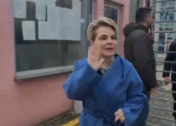 “Mirupafshim vitin tjetër” – Kryemadhi del nga SPAK përshëndet gazetarët (VIDEO)