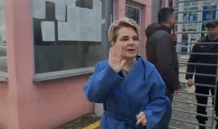 “Mirupafshim vitin tjetër” – Kryemadhi del nga SPAK përshëndet gazetarët (VIDEO)