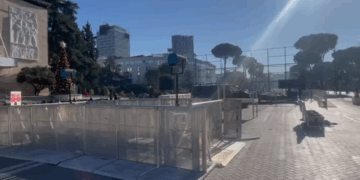 Protesta e opozitës/ Blindohet dera e Kryeministrisë, 1400 policë prezent