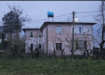 Ujërat e zeza pushtojnë lagjen në Kukës sa herë bie shi: Banorët në alarm, nuk na dëgjon njeri