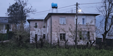 Ujërat e zeza pushtojnë lagjen në Kukës sa herë bie shi: Banorët në alarm, nuk na dëgjon njeri