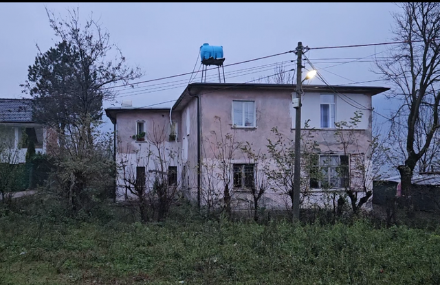 Ujërat e zeza pushtojnë lagjen në Kukës sa herë bie shi: Banorët në alarm, nuk na dëgjon njeri