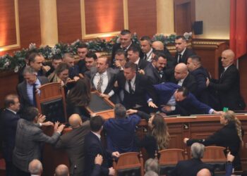 CNN: Skenë kaotike në Parlamentin e Shqipërisë! Kërkohet arrestimi i aleates së ngushtë të Edi Ramës
