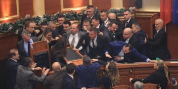 CNN: Skenë kaotike në Parlamentin e Shqipërisë! Kërkohet arrestimi i aleates së ngushtë të Edi Ramës