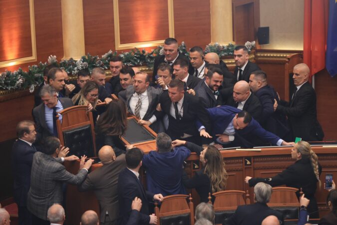 CNN: Skenë kaotike në Parlamentin e Shqipërisë! Kërkohet arrestimi i aleates së ngushtë të Edi Ramës