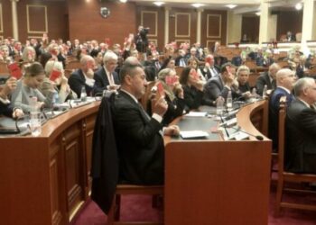 PD tërhoqi firmat për kandidatët, mazhoranca rrëzon opozitën për Avokatin e Popullit