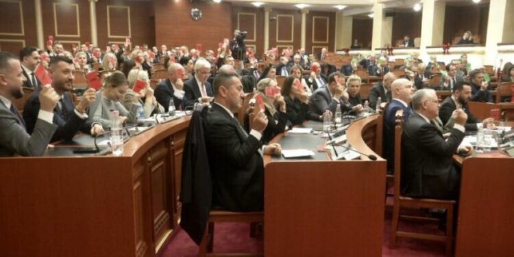 PD tërhoqi firmat për kandidatët, mazhoranca rrëzon opozitën për Avokatin e Popullit