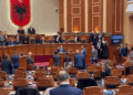 Përplasje të forta në Kuvend, deputetët e opozitës zënë vendet e ministrave, përplasen me gardën (Video)