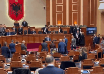 Përplasje të forta në Kuvend, deputetët e opozitës zënë vendet e ministrave, përplasen me gardën/