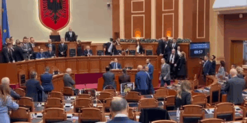 Përplasje të forta në Kuvend, deputetët e opozitës zënë vendet e ministrave, përplasen me gardën (Video)