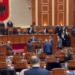 Përplasje të forta në Kuvend, deputetët e opozitës zënë vendet e ministrave, përplasen me gardën (Video)