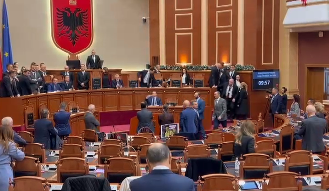 Përplasje të forta në Kuvend, deputetët e opozitës zënë vendet e ministrave, përplasen me gardën (Video)