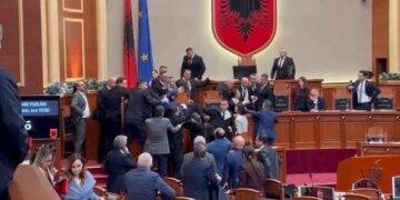 “Sillni palloshin dhe Ballukun!” Klevis Balliu tenton të hipë mbi tavolinë, por bie mbi Albana Vokshin