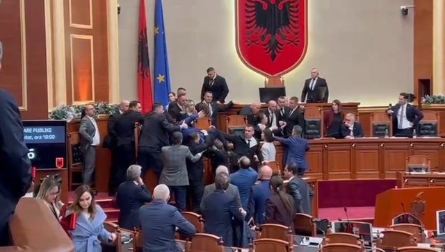 “Sillni palloshin dhe Ballukun!” Klevis Balliu tenton të hipë mbi tavolinë, por bie mbi Albana Vokshin