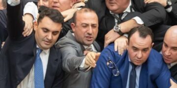 Përjashtimi i 29 deputetëve të PD-së, nis me tensione mbledhja e Sekretariatit të Etikës