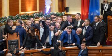 Kërkoi përjashtimin e 29 deputetëve, “zbutet” PS: Do ndëshkojmë vetëm 10 ligjvënës (Emrat)