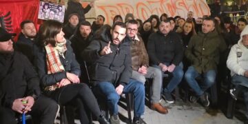 Lapaj rikthehet para kryeministrisë: Prapë tek sheshi, ju pres çdo ditë…