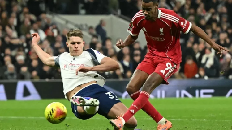 Dy kartonë të kuq dhe 3 gola, Liverpool triumfon ndaj Tottenham