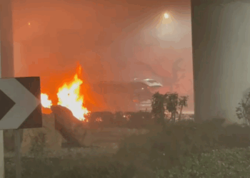 Zjarr i rrezikshëm tek rrethrrotullimi i Liqenit të Tiranës, automjeti shkrumbohet, personat shpëtojnë