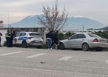 Aksident në aksin Lushnjë-Berat, tre makina përplasen me njëra-tjetrën