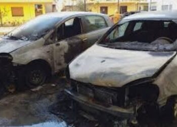 Djegia e dy makinave në Shkodër e qëllimshme? Policia nis hetimet, ja dyshimet e para