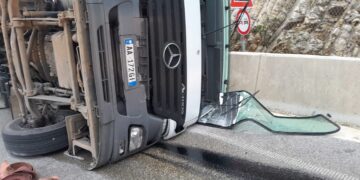 Përmbyset një maune pranë tunelit të Skërficës, nuk ka viktima
