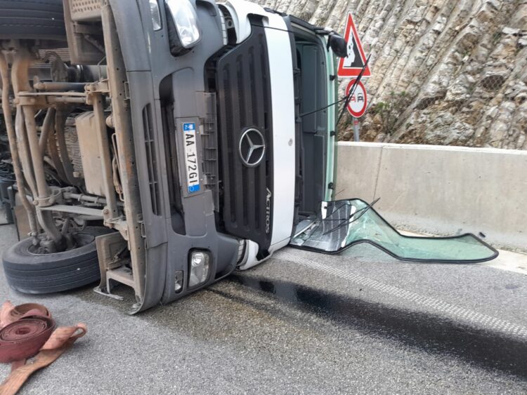 Përmbyset një maune pranë tunelit të Skërficës, nuk ka viktima