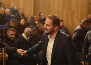 “Mbledhja e Kryesisë, 4 orë gjyq për mua dhe 15 minuta për Ramën”, Salianji vijon turin me strukturat e PD në Elbasan