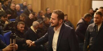 “Mbledhja e Kryesisë, 4 orë gjyq për mua dhe 15 minuta për Ramën”, Salianji vijon turin me strukturat e PD në Elbasan