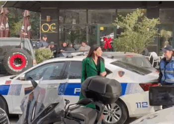 Drejtoresha e AKSHI-t, Mirilinda Kërçanaj paraqitet në GJKKO e shoqëruar me polici