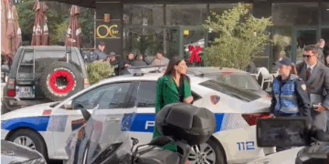 Drejtoresha e AKSHI-t, Mirilinda Kërçanaj paraqitet në GJKKO e shoqëruar me polici