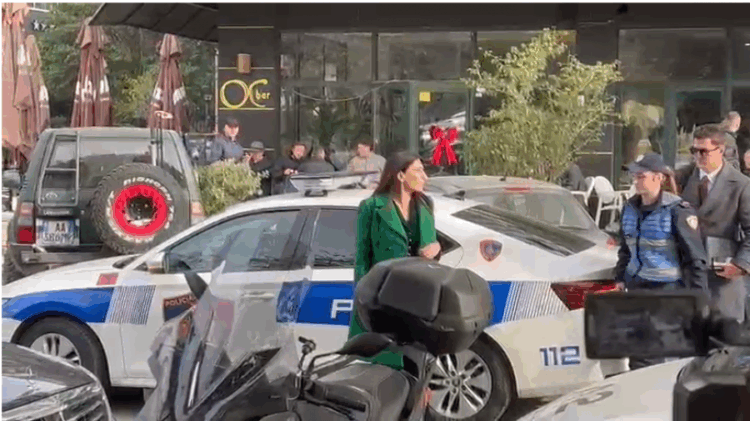 Skandalet me tenderat! Drejtoresha e AKSHI-t, Mirilinda Kërçanaj paraqitet në GJKKO me makinë policie