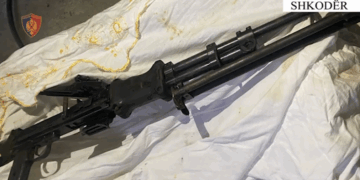 Në shtëpi i gjendet një mitraloz! I vuri flakën dy automjeteve, arrestohet 19-vjeçari në Shkodër (Emri)