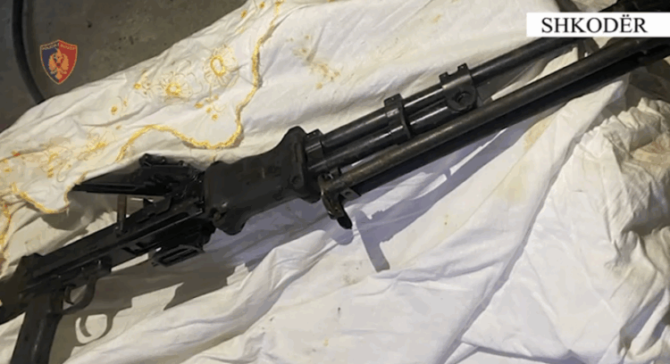 Në shtëpi i gjendet një mitraloz! I vuri flakën dy automjeteve, arrestohet 19-vjeçari në Shkodër (Emri)