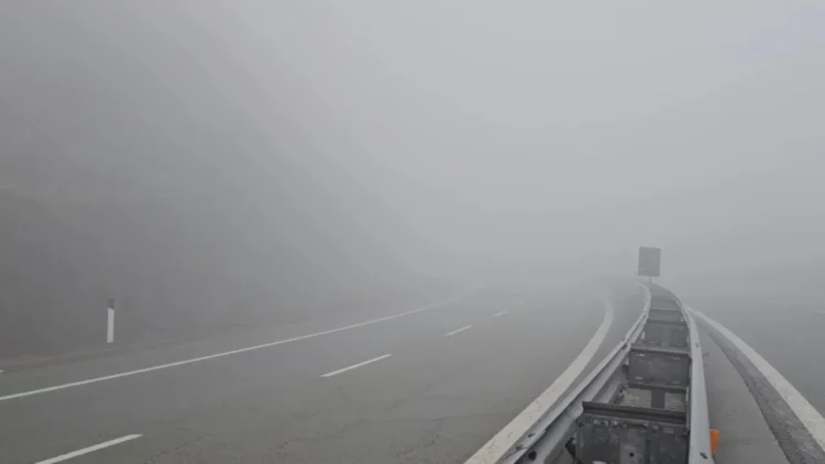 Mjegulla e dendur bllokon Rrugën e Kombit, Policia apel shoferëve: Bëni kujdes!