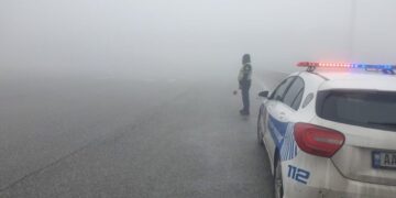 Mjegulla mbulon rrugën e Kombit, Policia apel qytetarëve: Ulni shpejtësinë