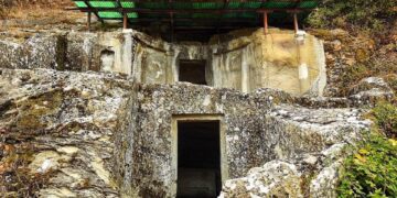 Po gërmonin në varret monumentale ilire të Mokrës, kapen në flagrancë 4 të rinjtë