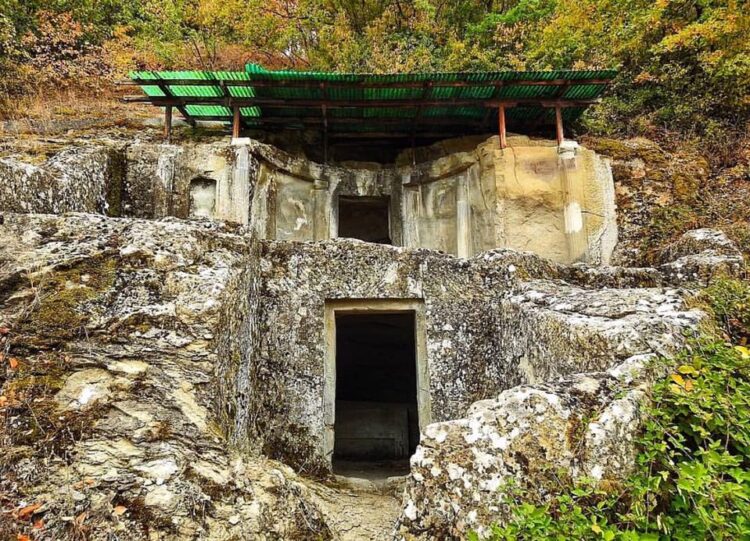 Po gërmonin varret monumentale ilire të Mokrës, kapen në flagrancë 4 të rinjtë