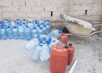 Mungesa e ujit të pijshëm vijon në disa lagje të Vlorës, banorët furnizohen me autobote