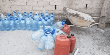 Mungesa e ujit të pijshëm vijon në disa lagje të Vlorës, banorët furnizohen me autobote