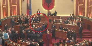 Skandali ‘pushton’ Kuvendin/ Noka e lagu me ujë! Komandanti i Gardës tenton të hakmerret me deputetin