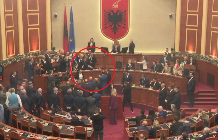 Skandali ‘pushton’ Kuvendin/ Noka e lagu me ujë! Komandanti i Gardës tenton të hakmerret me deputetin