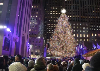 50 mijë drita LED dhe një yll mbi 400 kg/ Ndizet Pema e Krishtlindjeve e Qendrës Rockefeller në Manhatan