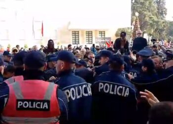 Përplasjet me policinë, Lapaj tregon dokumentin: Protesta me leje, shteti sillet si bandë