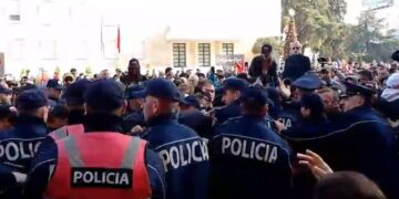 Përplasjet me policinë, Lapaj tregon dokumentin: Protesta me leje, shteti sillet si bandë